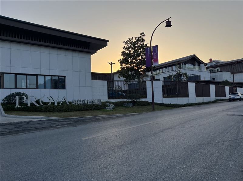 招聘4400元每月保洁转塘龙坞茶镇-慈母桥村附近写字楼12小时 女保洁 1名 